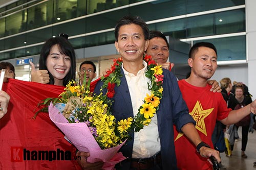 Fan nữ xinh theo chân U19 Việt Nam về khách sạn - 2
