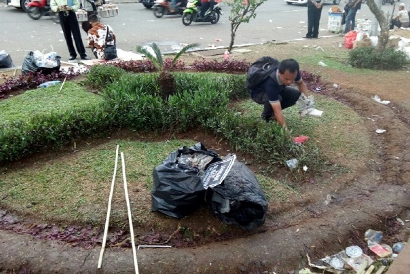 Alhamdulillah, Sebelum Membubarkan Diri, Massa Aksi 299 Punguti Sampah