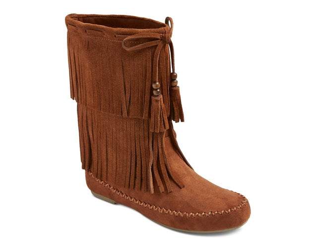 Pull on these everyday fringe moccasin boots that are a convincing dupe for pricier Minnetonkas.