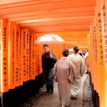 Fotos del Fushimi Inari de Kioto, gente entre los torii