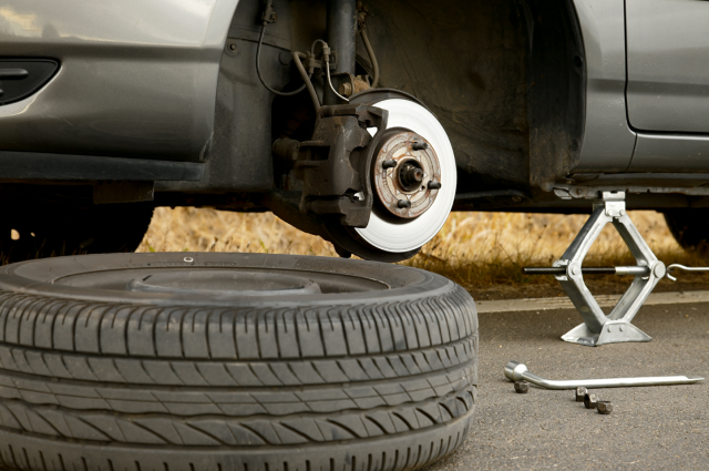 Step-by-step Guide to Changing a Flat Tire