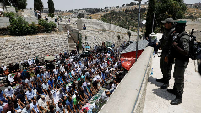 Warga Palestina menolak masuk Masjid Al-Aqsa sebagai wujud protes dan menggelar doa di jalan raya setelah makin ketatnya pengamanan di tempat ini.