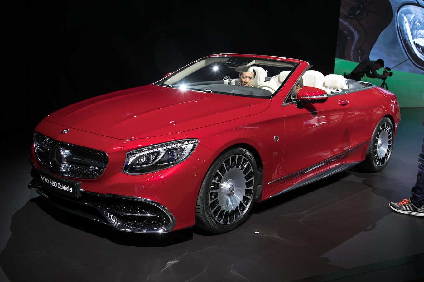 2018 Mercedes Maybach S650 Cabriolet front three quarter 1