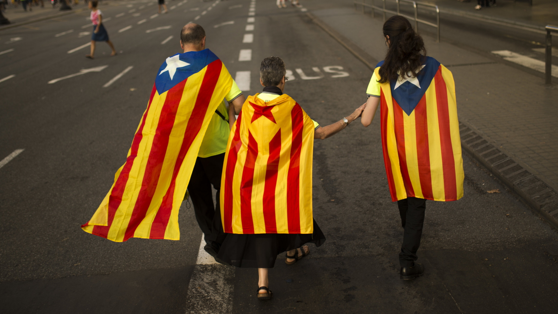 Drei Menschen mit Flaggen Kataloniens | Bildquelle: AP