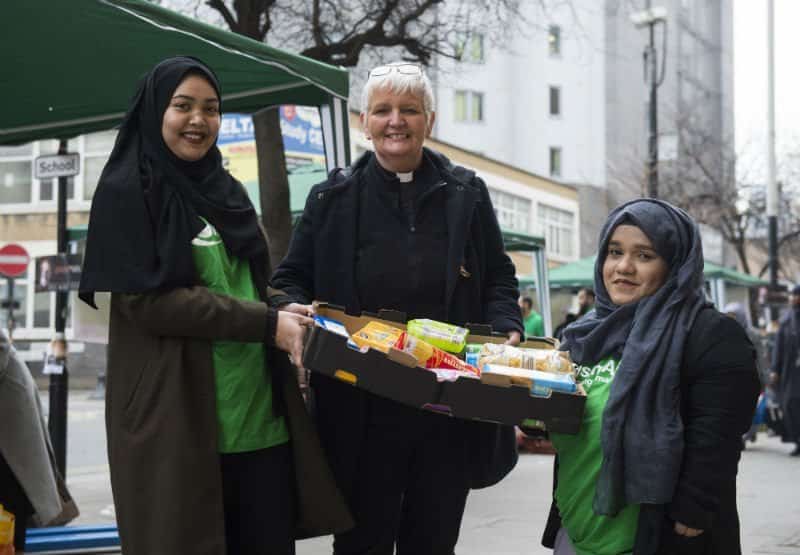 These Muslims Broke Stereotypes and Gave Out Food and Help for The Homeless and Needy This Christmas