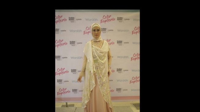 Koleksi Ria Miranda di sela-sela temu media 'Dukungan Wardah untuk Dubai Modest Fashion Week 2017' di Jakarta, Kamis (30/11/2017). [Suara.com/Firsta Nodia]