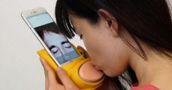 kissenger gadget lets you kiss over the internet and smartphone