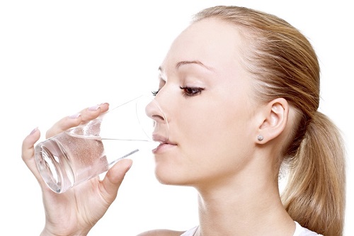 Uống đủ nước mỗi ngày giúp làn da giữ được độ ẩm, tăng khả năng đàn hồi