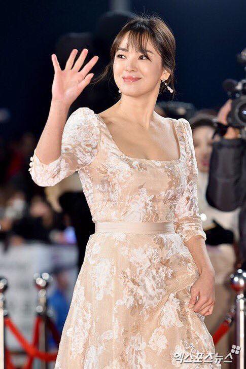 Song Hye Kyo đẹp tựa nữ thần, Song Joong Ki bảnh bao trên thảm đỏ KBS 2016