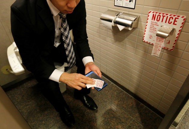 japanese bathrooms adding smartphone wipes
