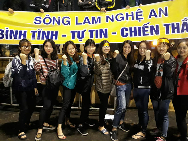 Sân Vinh thành “chảo lửa”: Hot girl xứ Nghệ xem bóng đá muôn màu độc, lạ - 1