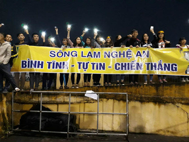 Sân Vinh thành “chảo lửa”: Hot girl xứ Nghệ xem bóng đá muôn màu độc, lạ - 10
