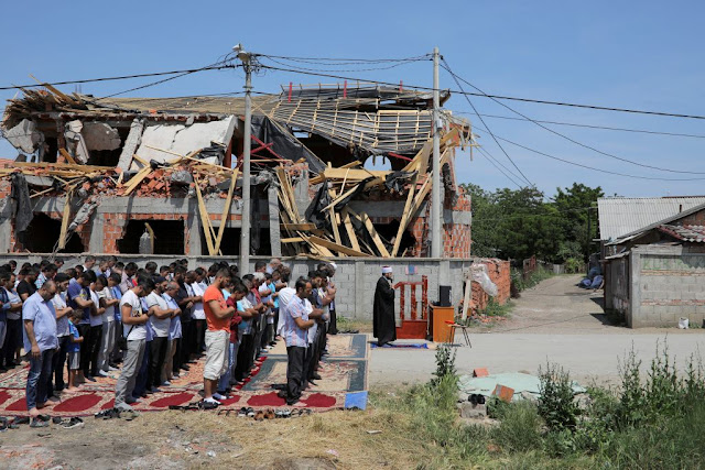 Kekurangan Masjid, Muslim Serbia Shalat Jemaah di Rumah-rumah Pribadi