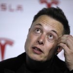 下載自路透 Tesla Motors Inc CEO Elon Musk talks about Tesla's new battery swapping program in Hawthorne, California June 20, 2013. REUTERS/Lucy Nicholson (UNITED STATES - Tags: TRANSPORT HEADSHOT BUSINESS) - RTX10VSA