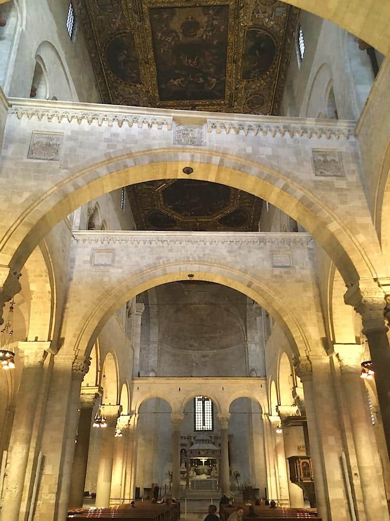 bari italia dentro da basilica