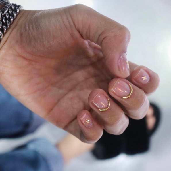 But back to wire nails. These gold accents paired with clear polish make for a minimalistic manicure dream.