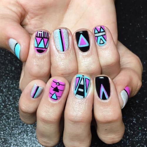 Candy geometric freehand for @latinkay 💙🖤💖 #geometricnails...