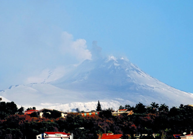 Italy’s Etna Volcano Awakens with New Explosions in the New Year