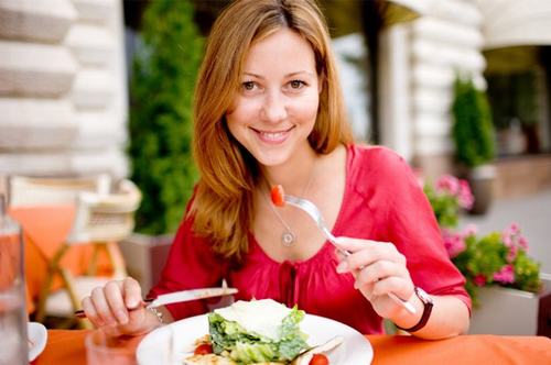 Ăn chậm, nhai kỹ sẽ giúp kiểm soát và hạn chế được lượng thức ăn mà bạn nạp vào cơ thể.
