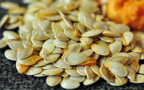 Tích trữ các loại hạt để nhâm nhi ngày Tết là bí quyết giúp hạn giảm cảm giác thèm ăn, giảm nguy cơ tăng cân.