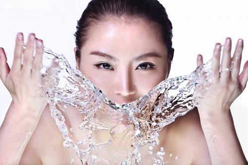 Rửa mặt quá nhiều lần sẽ vô tình loại bỏ đi lớp dầu tư nhiên bảo vệ da, kích thích tuyến bã nhờn ở da dầu hoạt động mạnh mẽ hơn.