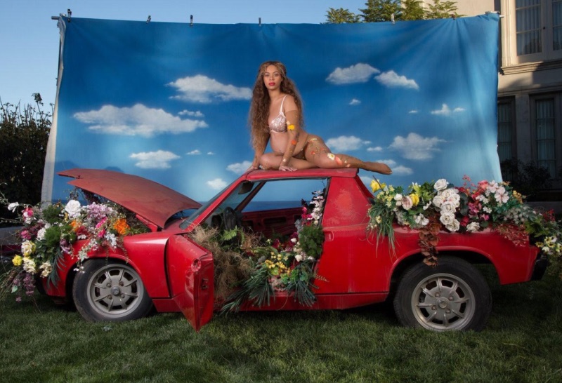Beyonce on top of Porsche914