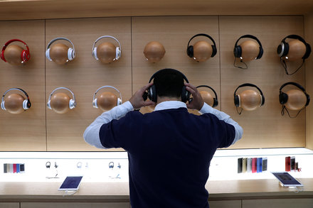 How To Decide Which Headphones To Buy Hint Not Apple S Airpods