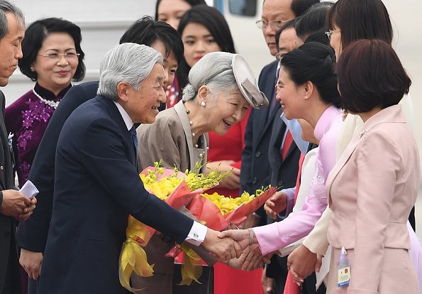 Emperor Akihito and Empress Michiko arrived in Vietnam
