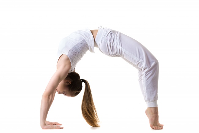 7 động tác yoga giúp &#34;núi đôi&#34; nuột nà, hấp dẫn - 4
