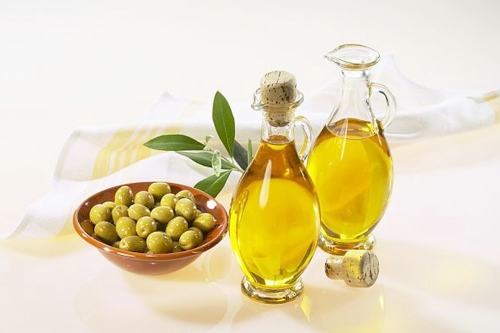 Tinh dầu oliu là nguyên liệu làm đẹp rất được chị em ưa chuộng