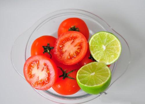 Hỗn hợp cà chua và chanh tươi không chỉ giúp tẩy lông hiệu quả, mà còn mang đến làn da sáng mịn đều màu
