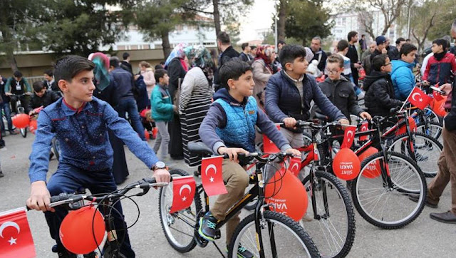 Hadiah Sepeda Bagi Remaja Turki yang Rajin Sholat di Masjid