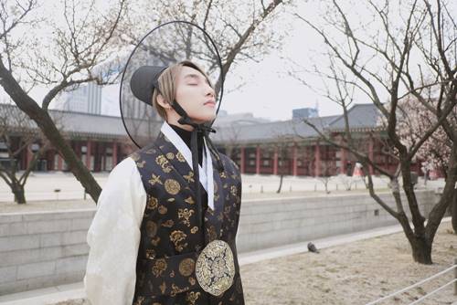 Sơn Tùng mặc Hanbok đẹp xuất sắc hơn cả trai Hàn - 2