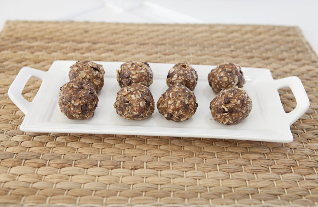 Hello Chocolate & Date Snack Bites! A snack that passes as healthy but tastes good enough that it could replace your dessert. They are great when you're on the road or before your children head out to the field for a soccer game, dancy lesson, or just running errands! http://ift.tt/1h7l9O2 