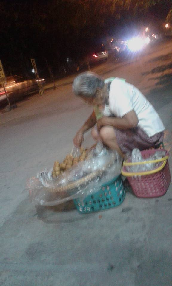 Netizens Band Together To Help This Poor Sickly Old Lady Who Sells Food Just to Buy Medication