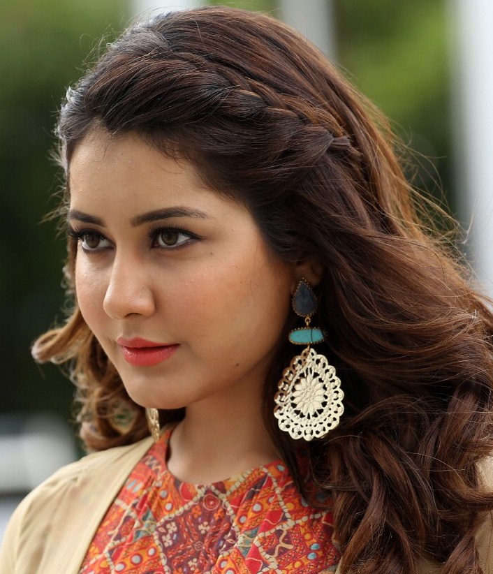 Model Rashi Khanna Face Close Up Photos Gallery
