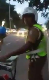  Narahenpita traffic cop shouts out saying "video fines" taboo ... and hits phone!