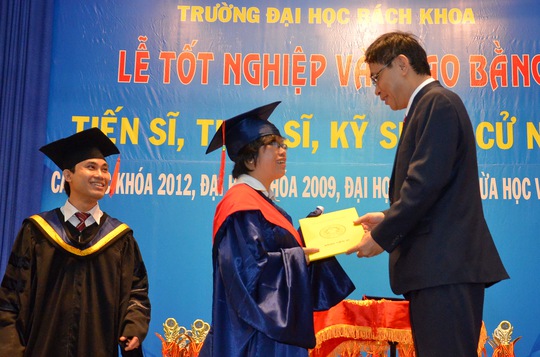  PGS-TS Nguyễn Hội Nghĩa, Phó Giám đốc ĐHQG TP HCM, trao bằng tiến sĩ cho nghiên cứu sinh của Trường ĐH Bách khoa TP Ảnh: Tấn Thạnh 