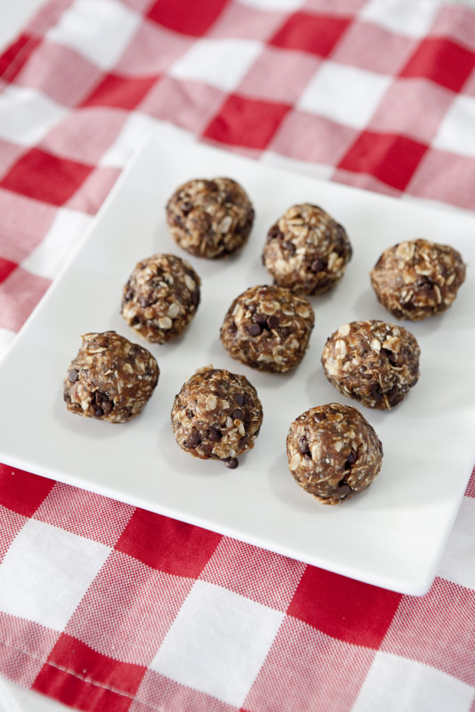 Hello Chocolate & Date Snack Bites! A snack that passes as healthy but tastes good enough that it could replace your dessert. They are great when you're on the road or before your children head out to the field for a soccer game, dancy lesson, or just running errands! http://ift.tt/1h7l9O2