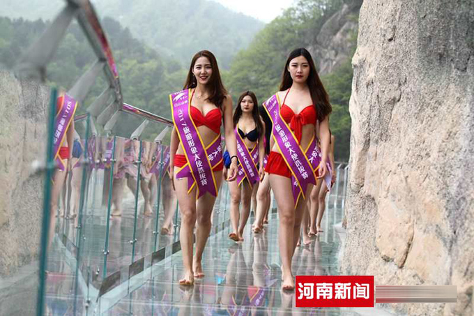 Ngả mũ trước dàn thiếu nữ mặc bikini thách thức cầu kính cao 1.000m - 6