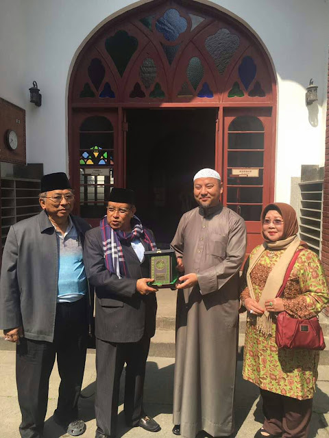 Foto: Ketum PBNU memberikan cenderamata kepada Syaikh Maksum, imam Masjid Phoenix, Hangzou, Cina