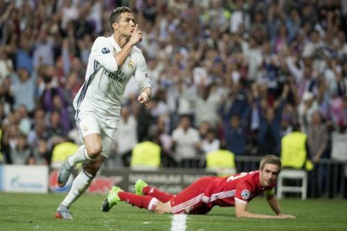 Ronaldo “siêu phàm”: Vang danh cầu thủ xuất sắc nhất mọi thời đại - 2