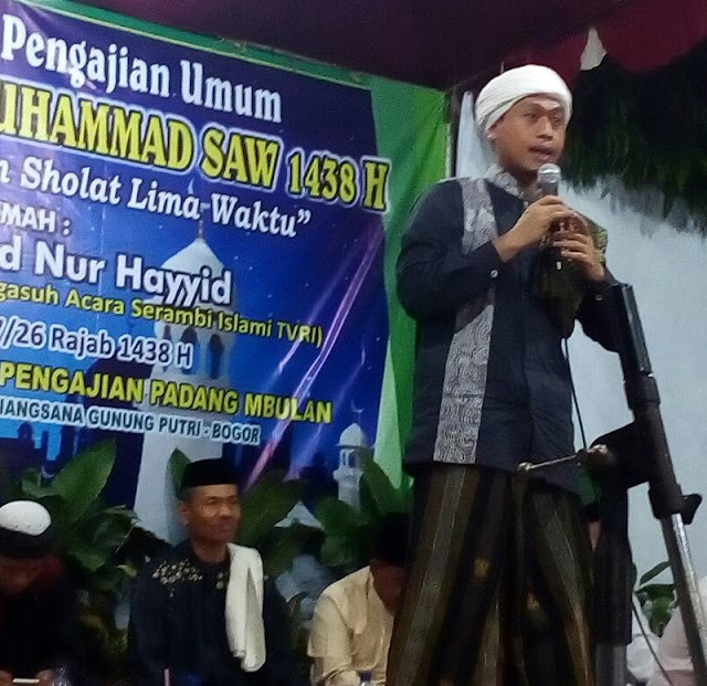 KH. Muhammad Nur Hayyid, pengasuh ponpes SKILL Jakarta. Peringatan Isra' Mi'raj Jamaah Pengajian Padang mBulan Sehatkan Jiwa dengan Sholat Lima Waktu