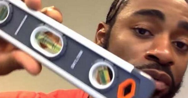Guy brings spirit level on plane to prove that the earth is flat during his flight.