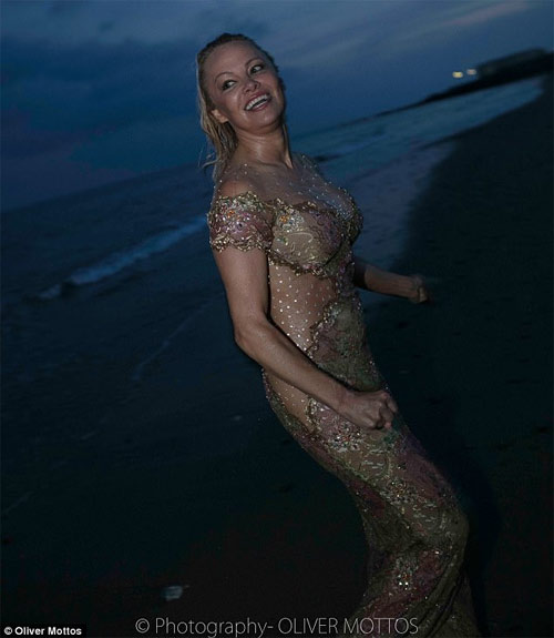 &#34;Bom sex&#34; Pamela Anderson diện váy hở hông, ướt đẫm trên biển - 2