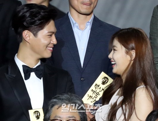 Khi mọi người chú ý vào thảm đỏ Baeksang, có một Kim Yoo Jung thầm lặng chỉnh áo cho Park Bo Gum - Ảnh 3.