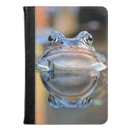 Common frog portrait kindle case