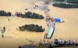  Situation of great flood of Nilwala Ganga overflowing, by Sunday afternoon (video)