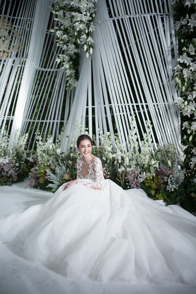 Đám cưới triệu đô sang chảnh hết nấc của mỹ nhân đẹp nhất nhì Thái Lan với nhẫn kim cương 5 carat, 6 bộ váy - Ảnh 8.