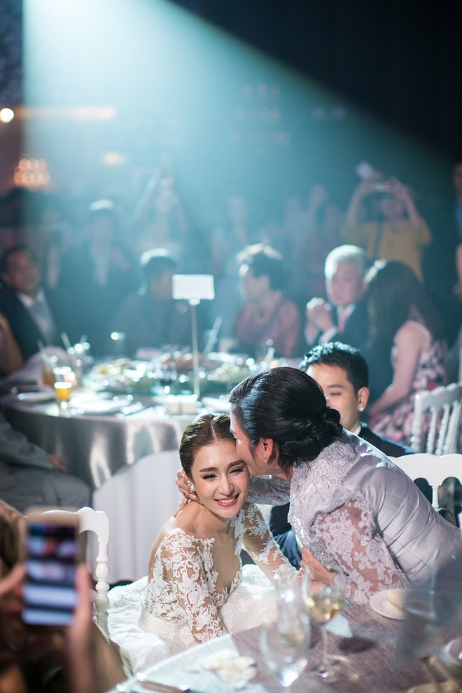 Đám cưới triệu đô sang chảnh hết nấc của mỹ nhân đẹp nhất nhì Thái Lan với nhẫn kim cương 5 carat, 6 bộ váy - Ảnh 22.